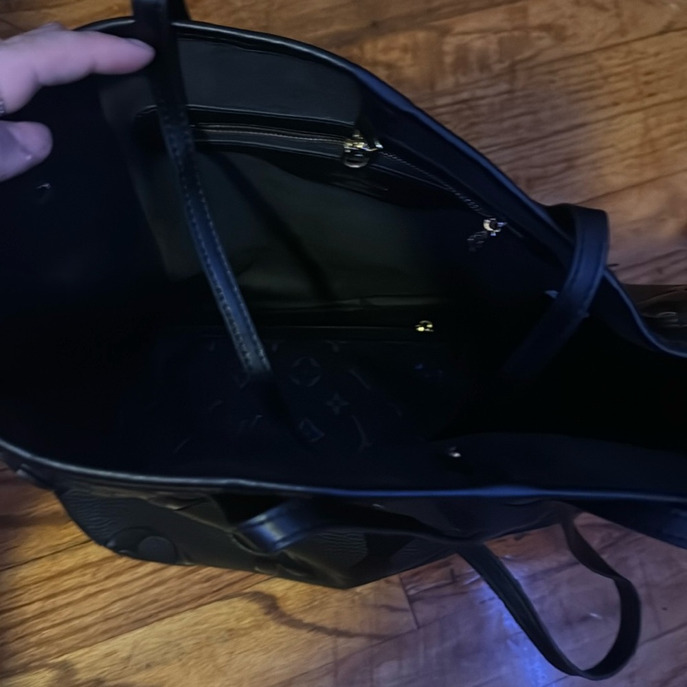 medium sized black tote bag